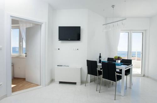 One-Bedroom Apartment with Balcony and Direct Sea View image 1