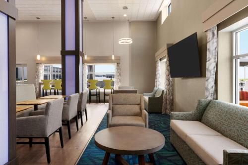 Days Inn & Suites by Wyndham Bowling Green