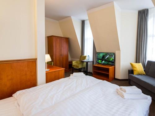 Deluxe Double or Twin Room image 10