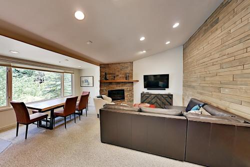 50 Yards to Lifts! Top-Floor Getaway with Hot Tub condo - image 3