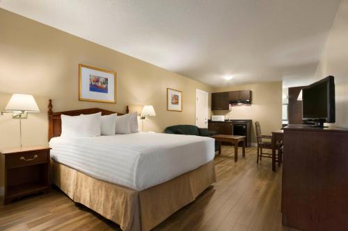 Konyha, Days Inn by Wyndham Vernon in Vernon