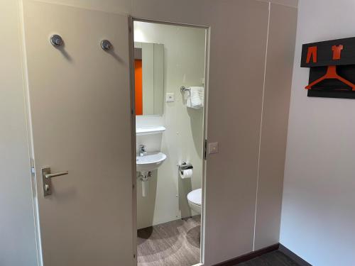 Bathroom, easyHotel Zurich Limmatplatz in Escher Wyss - Gewerbeschule