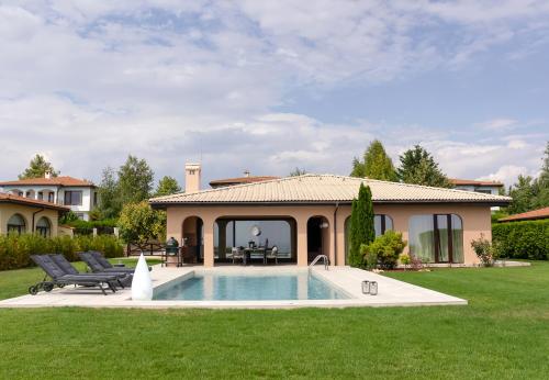 Luxury 4-bedroom Villa in Black Sea Rama Resort by Flat Mаnager