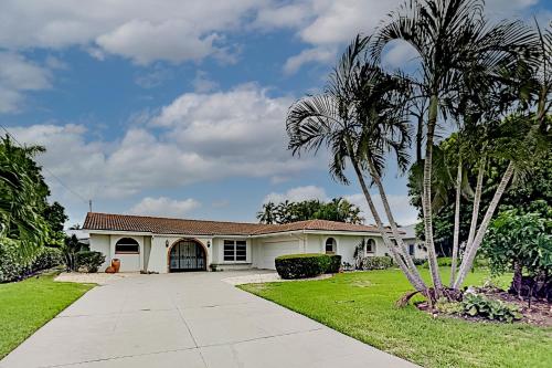 The Snowbird Parrot - Waterfront Saltwater Pool Dock home - image 2