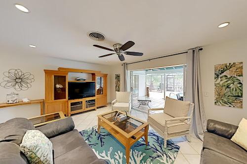 The Snowbird Parrot - Waterfront Saltwater Pool Dock home - image 4