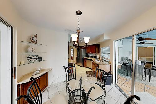 The Snowbird Parrot - Waterfront Saltwater Pool Dock home - image 6