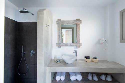 Caldera's Dolphin Suites - image 11