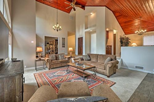 Pinetop Cabin with Fireplace about 1 Mi to Golf! - image 3