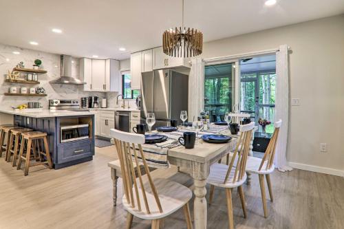 Modern Tobyhanna Home 14 Mi to Camelback Mountain in Tobyhanna, USA