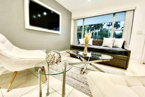 Cozy House in Hollywood + DECAF + TEA and MORE!