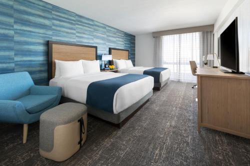 Deluxe Queen Room with Two Queen Beds image 3