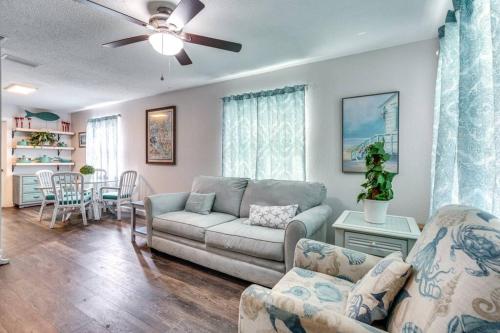 Cortez Gardens Cottage 15, Renovated and close to Beach, 3-Bed, 2-Bath 10 People Bradenton