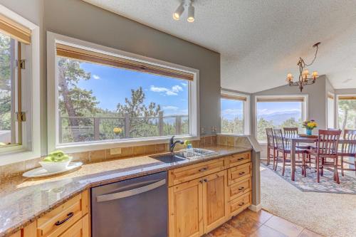 Mountain Views and Hot Tub Airy Forest Escape! in 櫻桃灣