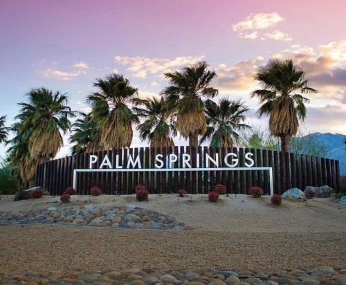 Deluxe Villa in Palm Springs with Pool - Fits 12!