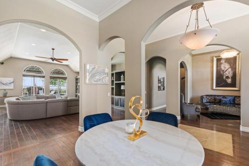 Opulent Villa with Lazy River - Near Wine Trail villa - image 7