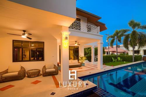 Pool villa with 4 Bedrooms walking distance to Beach! HV