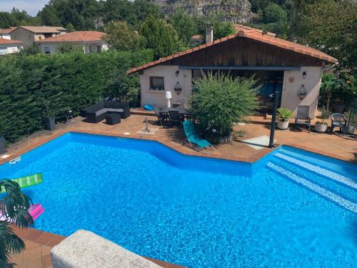 Lovely individual chalet with swimming pool and water slide gîte à louer Leychert