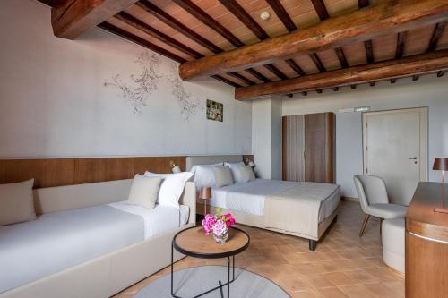 1 queen bed, 1 sofa bed