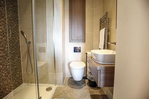 Luxury Apartment with Balcony, Free Parking & Smart TV with Netflix by Yoko Property