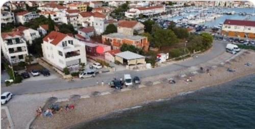 Pirovac Premium Luksuzni Mobile-Home on the beach 6 lezaja satelit tv wifi klima 2 x wc velika teras