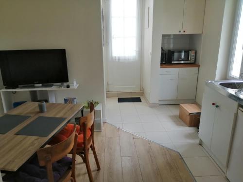. Petite maisonnette atypique et son jardinet