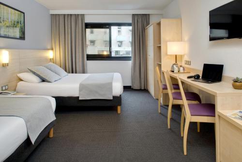 3 twin beds