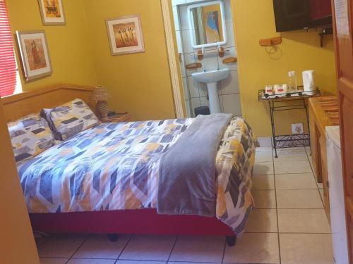 1 double bed, 1 twin bed