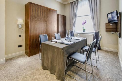 Langham Court Hotel - image 10