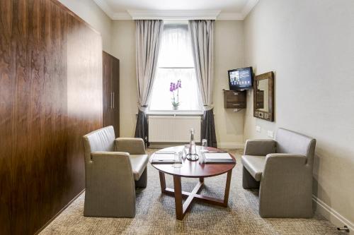 Langham Court Hotel - image 12