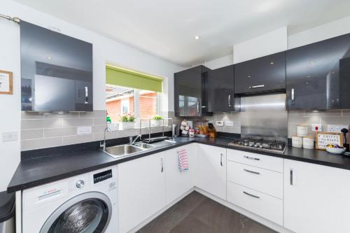 Greenfield's Oxlade Home - Modern 3 Bed room House, Langley, Slough