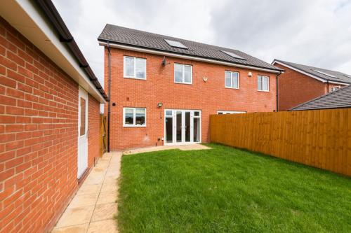 Greenfield's Oxlade Home - Modern 3 Bed room House, Langley, Slough