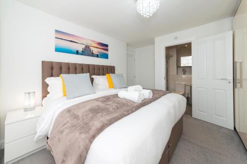 Greenfield's Oxlade Home - Modern 3 Bed room House, Langley, Slough