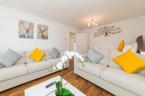 Greenfield's Oxlade Home - Modern 3 Bed room House, Langley, Slough