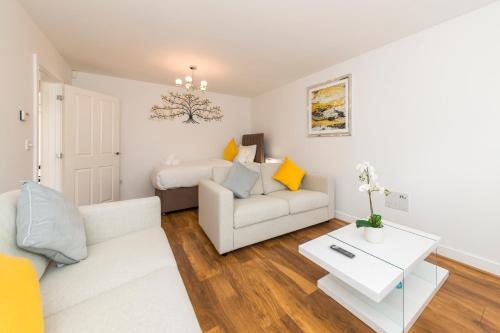 Greenfield's Oxlade Home - Modern 3 Bed room House, Langley, Slough