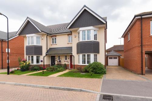 Greenfield's Oxlade Home - Modern 3 Bed room House, Langley, Slough