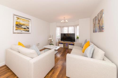 Greenfield's Oxlade Home - Modern 3 Bed room House, Langley, Slough