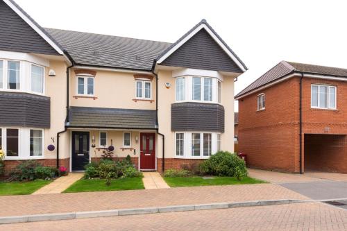 Greenfield's Oxlade Home - Modern 3 Bed room House, Langley, Slough