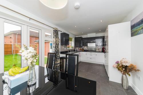 Greenfield's Oxlade Home - Modern 3 Bed room House, Langley, Slough