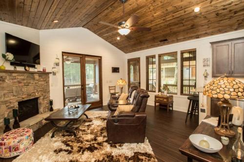 NEW FOREST COTTAGE W/GRILL & DECK:HIKE, FISH, GOLF in Glenville, USA