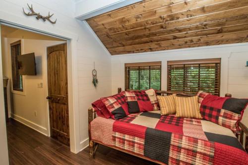 NEW FOREST COTTAGE W/GRILL & DECK:HIKE, FISH, GOLF in Glenville, USA