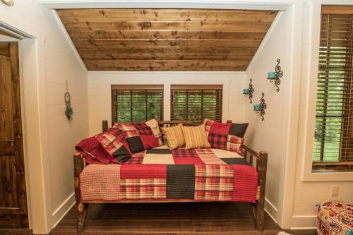 NEW FOREST COTTAGE W/GRILL & DECK:HIKE, FISH, GOLF in Glenville, USA