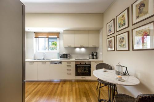 6 Bdr apt, VDSL, 2 mins from Acropolis museum