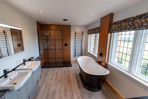 Banyo, Sneaton Castle in Whitby City Center