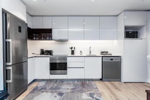Luxuriuous 1 Bedroom in 16 on Bree - Tap to explore photos