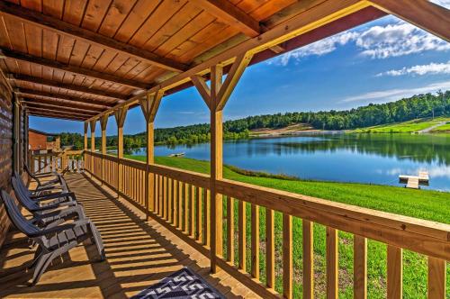 Lakefront Paradise On-Site Hiking and Waterfall!