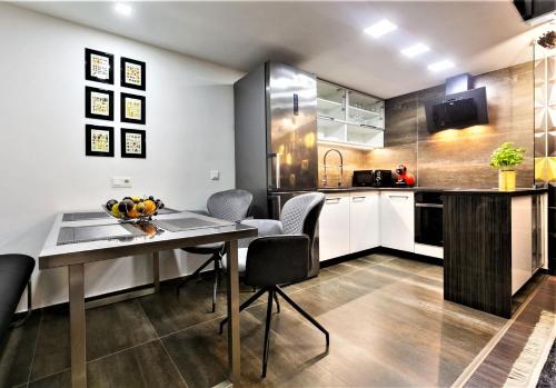 Goldcentral Apartment Art B6-Private Terrace-Steps From New York Cafe, Budapest (photo 8)