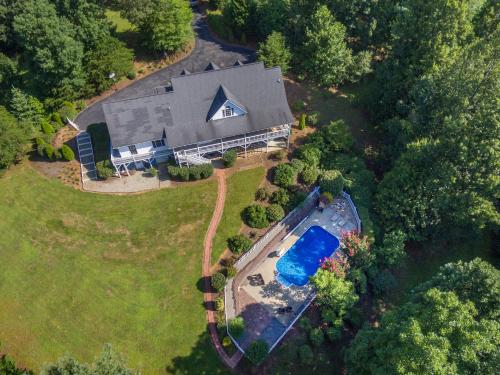 Brook Knoll · NEW! Beautiful Mtn Retreat w/Pool Near Asheville!