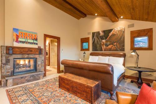 Country Club Estate by Exceptional Stays - image 3