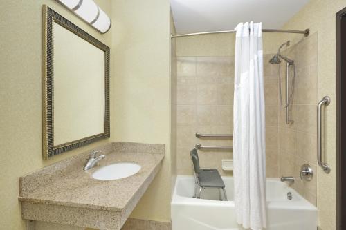 Holiday Inn Express & Suites Madison-Verona, an IHG Hotel