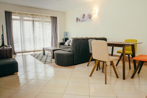 Elegant Art Deco Home with Free Wi-Fi, Parking, Netflix, Office Desk, Computer & Baby Cot in Ruaka